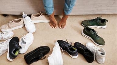 Viele Sneaker auf dem Boden 