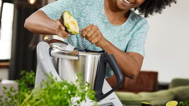 Frau kocht mit Thermomix