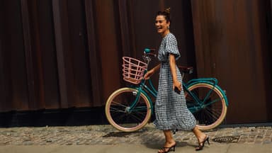 Frau mit langem Kleid und Fahrrad