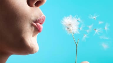 Frau mit Pusteblume