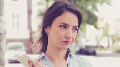 Genervte Frau mit Handy