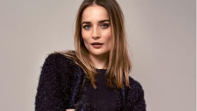 Model in gestrickter Bouclé-Jacke von Rico Design