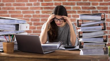 Frau ist gestresst bei der Arbeit