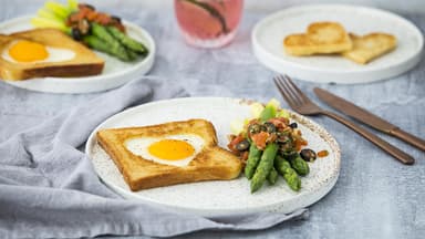 Toast mit Spiegelei und Spargel