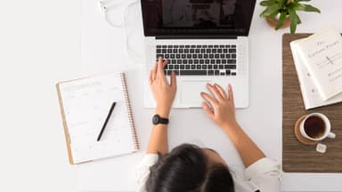 Frau arbeitet am Laptop 