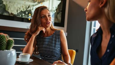 Zwei Frauen unterhalten sich