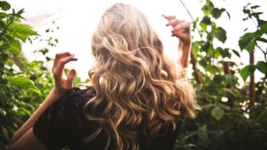 Frau mit Locken von hinten