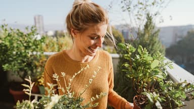 Frau im Garten