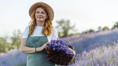 Frau mit Lavendel