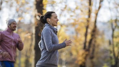Frau und Mann joggen