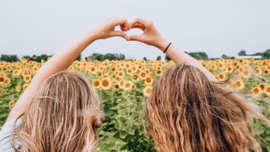 Frauen vor Sonnenblumen