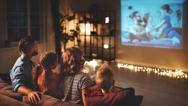 Familie schaut zusammen einen Film