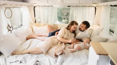 Familie im Wohnwagen