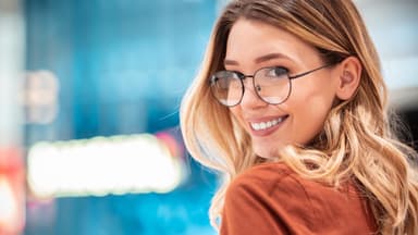 Junge Frau mit Brille