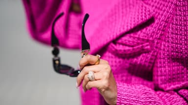 Frauenhand mit goldenen Ringen