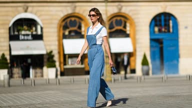 Frau trägt Jumpsuit