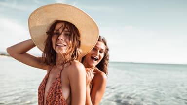 Junge Frauen am Strand