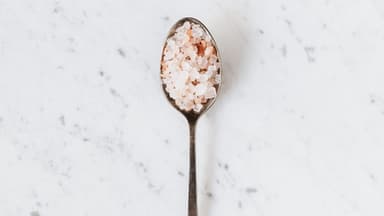 Löffel mit Salz.