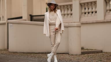 Frau Streetstyle helles Outfit