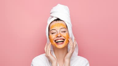 Frau mit Gesichtsmaske