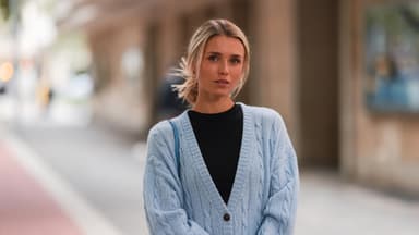 Frau im blauen Cardigan