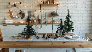 Wohnraum mit Weihnachtsdeko