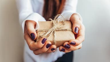 Frauenhände kleines Geschenk