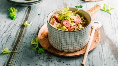 Spitzkohlsuppe mit geräucherter Mettwurst