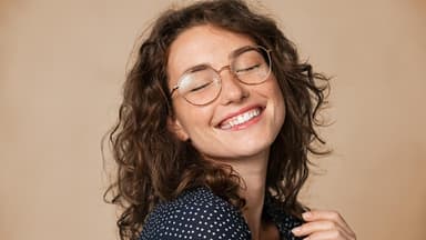 Frau trägt goldene Brille