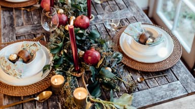 Weihnachtliche Tischdeko mit Adventskranz