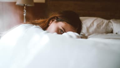 Frau im Bett
