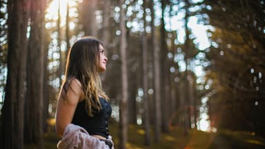 Frau im Wald