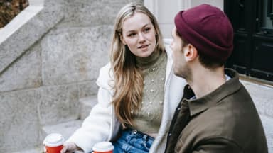 Frau und Mann sprechen
