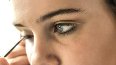Frau trägt Eyeliner auf 