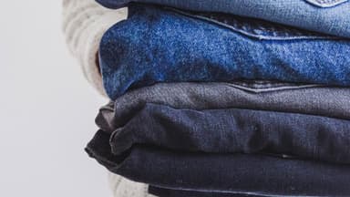 Jeans in der Hand 