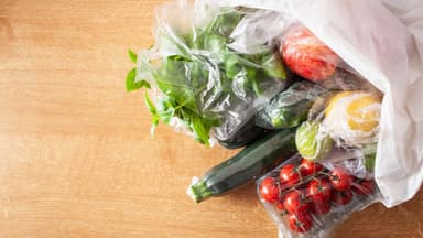 Obst und Gemüse in Plastik