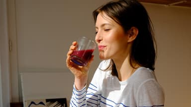 Frau trinkt Saft 