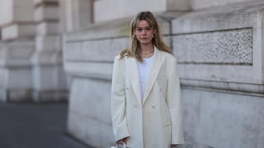 Frau im Blazer