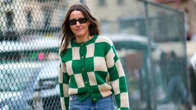 Frau trägt Cardigan