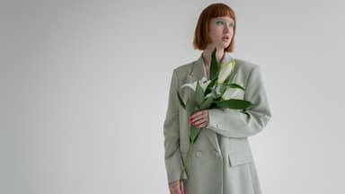 Frau hält Lilien 