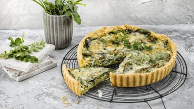 Spinat-Quiche mit Käse überbacken 