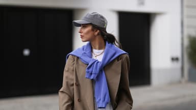 Frau mit Basecap