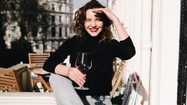 Frau auf dem Balkon 