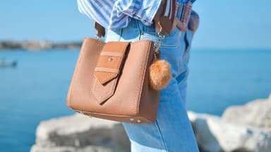 Frau mit Tasche 