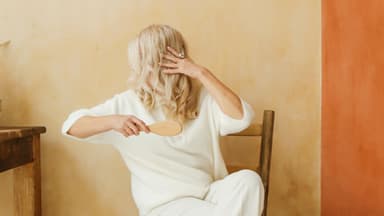 Frau mit blonden Haaren