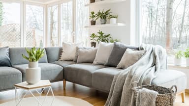 Sofa mit Kissen
