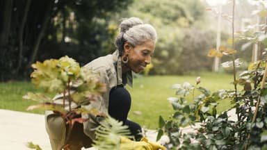 Frau im Garten
