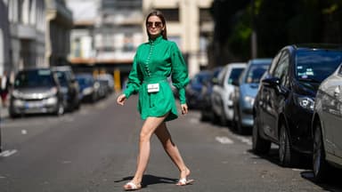 Frau im Minikleid