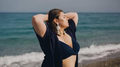 Curvy Frau am Strand