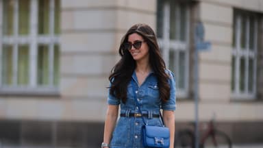 Jeanskleider im Sommer 